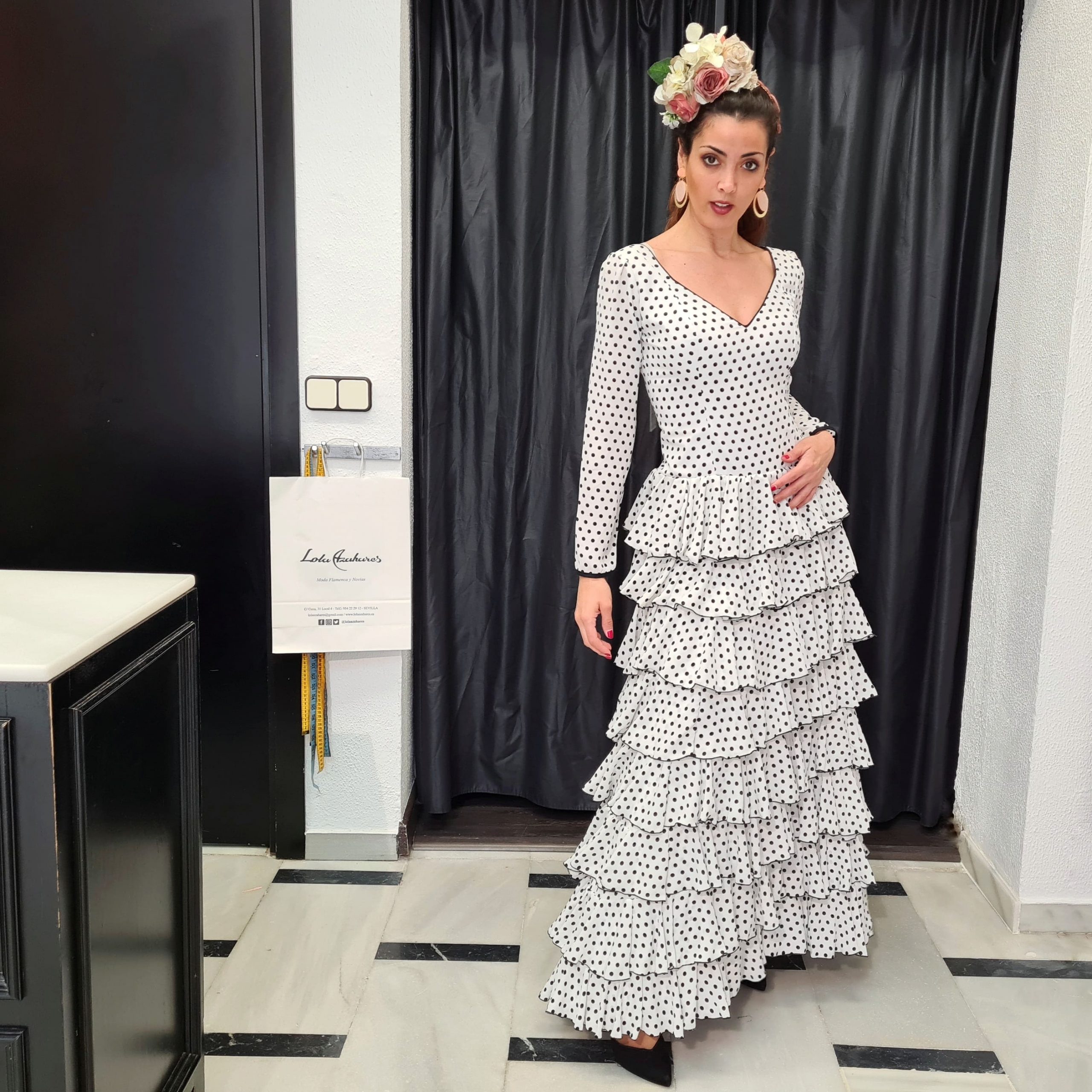 Vestido negro lunar blanco Sara - Lola Azahares - Tienda trajes flamenco  Sevilla